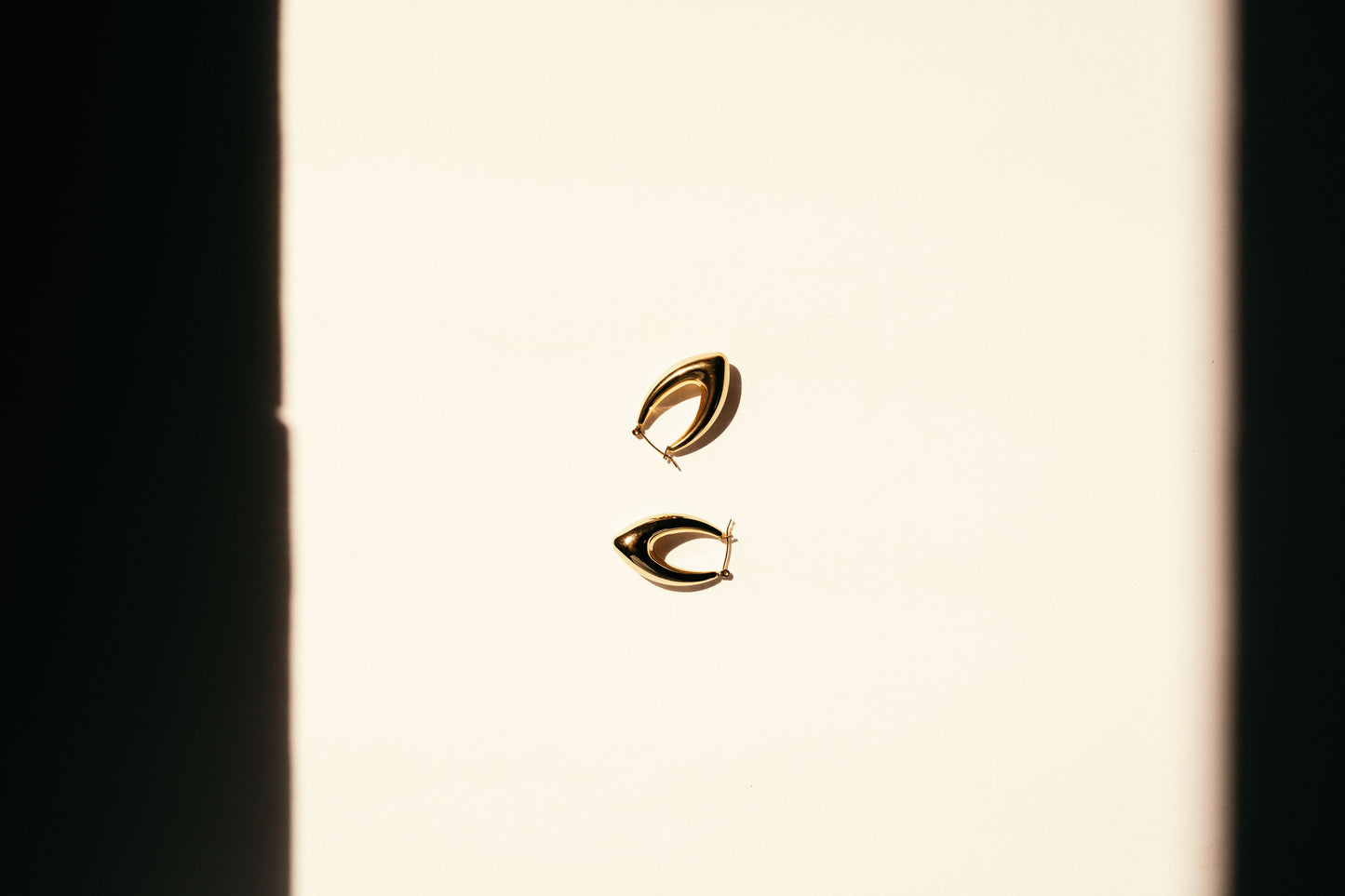 tranquil v-shape hoops