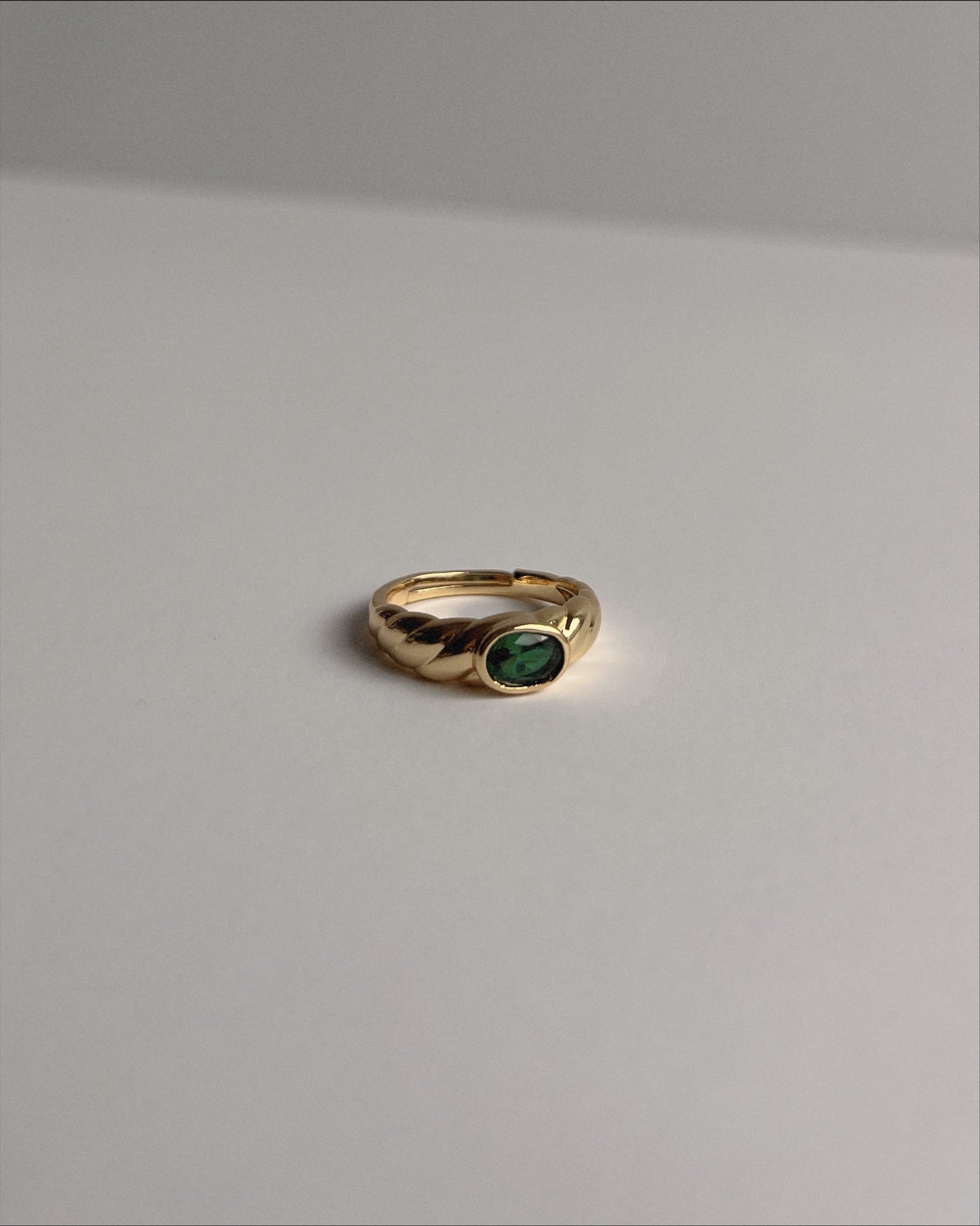 cavité emerald ring